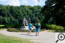 Sousoší Babičky a jejích vnoučat