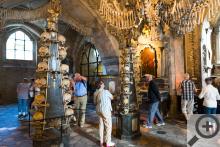 Výzdoba Kostnice je tvořena z pozůstatků 40 000 nebožtíků